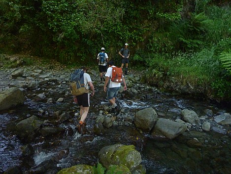 2013-01-26 10.26.50 P1040640 Simon - crossing Makiekie creek.jpeg: 4000x3000, 5945k (2020 Apr 07 06:49)