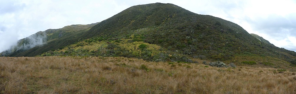 Hope Saddle
Photographer;&nbsp;Simon
2013-04-22&nbsp;12.15.35;&nbsp;Metadata time: '2013 Apr 22 12:15'
Original size:&nbsp;8,785 x 2,798; 3,477 kB;&nbsp;stitch
Filename: 2013-04-22 12.15.35 P1050035 Simon - Hope Saddle_stitch.jpg