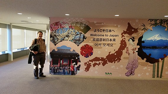 Narita - Simon and Welcome to Japan
Photographer;&nbsp;Jim
2015-02-06&nbsp;16.52.56;&nbsp;Metadata time: '2015 Feb 06 16:52'
Original size:&nbsp;5,312 x 2,988; 3,979 kB
Filename: 2015-02-06 16.52.56 Jim - Narita - Simon and Welcome to Japan.jpeg