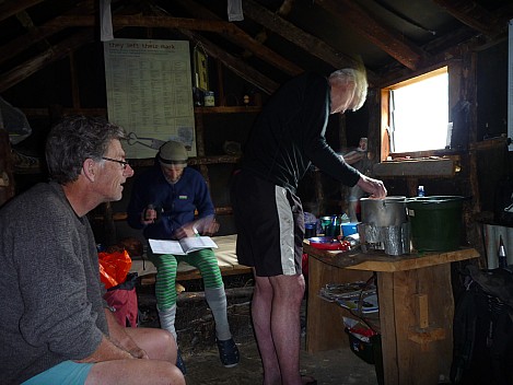 2016-01-07 07.16.40 P1040108 Philip - Bruce cooking breakfast.jpeg: 4320x3240, 5478k (2016 Jan 07 07:16)