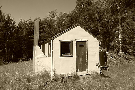 2016-01-08 17.58.54 P1000160 Brian - Bush Hut.jpeg: 3264x2176, 3594k (2016 Mar 16 20:49)