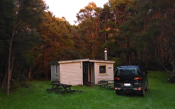 Herricks Hut
Photographer;&nbsp;Simon
2016-10-29&nbsp;06.12.26;&nbsp;Metadata time: '2016 Oct 29 06:12'
Original size:&nbsp;4,314 x 2,690; 4,022 kB;&nbsp;cr
Filename: 2016-10-29 06.12.26 P1010029 Simon - Herricks Hut_cr.jpg