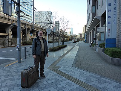 On the footpath to Akihabara station
Photo: Simon
2017-01-14 08.06.06; '2017 Jan 14 08:06'
Original size: 4,608 x 3,456; 6,009 kB