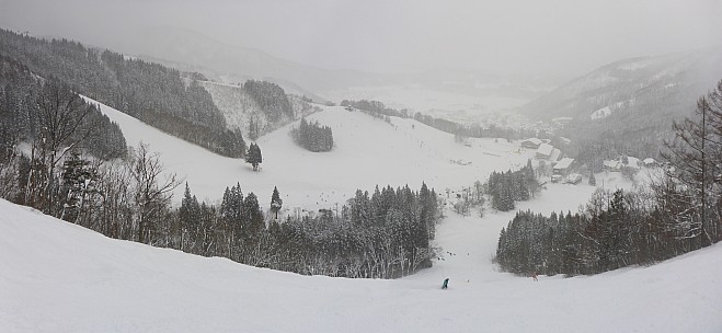 2017-01-15 15.52.59 Panorama Simon - view down Schneider course to Hikage_stitch.jpg: 7107x3277, 18673k (2017 Feb 03 21:14)