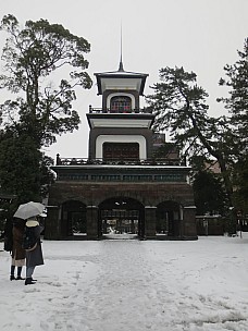 2017-01-17 10.03.20 IMG_8703 Anne - Oyama Jinja Shrine gatehouse.jpeg: 3456x4608, 4570k (2017 Jan 26 18:35)