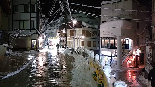 2017-01-17 19.04.39 IMG_20170117_190439117 Simon - Nozawa Onsen night street view.jpeg: 4160x2340, 1094k (2017 Jan 17 23:08)