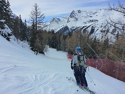Jim on lower Tête de Balme
Photographer;&nbsp;Simon
2018-01-25&nbsp;14.29.27;&nbsp;'2018 Jan 25 14:29'
Original size:&nbsp;4,608 x 3,456; 6,056 kB
2018-01-25 14.29.27 P1010958 Simon - Jim on lower Tête de Balme.jpeg