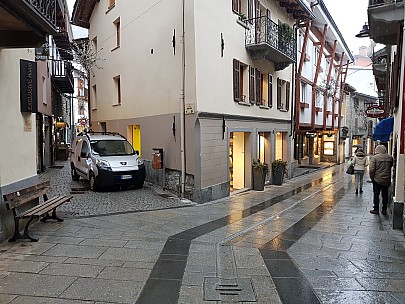 Courmayeur street
Photographer;&nbsp;Jim
2018-01-26&nbsp;16.30.58;&nbsp;Metadata time: '2018 Jan 26 16:30'
Original size:&nbsp;4,032 x 3,024; 5,117 kB
Filename: 2018-01-26 16.30.58 Jim - Courmayeur street.jpeg