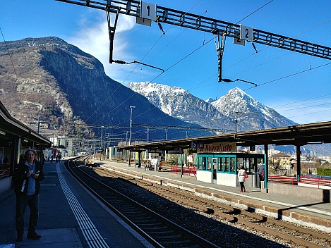 2018-01-28 12.45.15_HDR LG6 Simon - Jim waiting at Martigny.jpeg: 4160x3120, 5748k (2018 Jan 29 07:43)