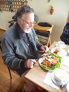 2019-01-21 13.04.06 P1050801 Philip - Simon enjoying his fresh salad.jpeg: 3240x4320, 4952k (2019 Jun 24 21:12)