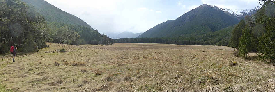 Brian on Kiwi River Flats
Photographer;&nbsp;Simon
2021-09-21&nbsp;13.07.56;&nbsp;Metadata time: '2021 Sept 21 13:07'
Original size:&nbsp;9,395 x 3,143; 27,449 kB;&nbsp;stitch
Filename: 2021-09-21 13.07.56 Panorama Simon - Brian on Kiwi River Flats_stitch.jpg