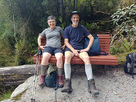 2022-03-07 11.45.08 LG6 Simon - Brian and Susie on a hand chair.jpeg: 4160x3120, 7570k (2022 Dec 04 08:20)