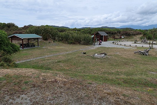 2022-03-07 14.19.07 IMG_0305 Brian -Gillespies Beach campsite.jpeg: 5472x3648, 10095k (2022 Dec 04 08:20)