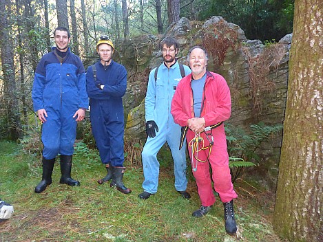 Clean cavers - Adrian, Matt, Kevin, Simon
Photo: Simon
2022-04-15 10.48.58
Original size: 4,608 x 3,456; 5,662 kB
2022-04-15 10.48.58 P1030736 Simon - clean cavers - Adrian, Matt, Kevin, Simon.jpeg Clean cavers - Adrian, Matt, Kevin, Simon
Photo: Simon
2022-04-15 10.48.58
Original size: 4,608 x 3,456; 5,662 kB
2022-04-15 10.48.58 P1030736 Simon - clean cavers - Adrian, Matt, Kevin, Simon.jpeg