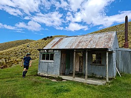 2023-01-02 13.45.53 S20+ Simon - Brian arriving at Deep Creek Hut.jpeg: 9248x6936, 19005k (2023 Jan 17 21:04)