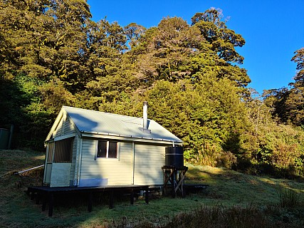 2023-04-19 08.39.14 S20+ Simon - Māori Saddle Hut in the morning.jpeg: 9248x6936, 26378k (2023 Apr 21 20:01)