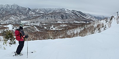 Ski Okushiga Kōgen and Yakebitaiyama
Adrian and view from Yakebitaiyama A1 over Gondola number  1
Photo: Simon
2024-03-05 10.03.18; '2024 Mar 05 10:03'
Original size: 15,662 x 7,770; 14,108 kB; stitch