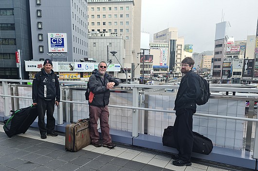 Jim, Simon, and Kevin at Nagano
Photo: Adrian
2024-03-13 10.35.41; '2024 Mar 13 14:35'
Original size: 8,768 x 5,821; 10,954 kB; cr
2024-03-13 10.35.41 S20+ Adrian - Jim, Simon, and Kevin at Nagano_cr.jpg