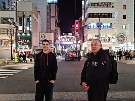 Kuromon market, Ōsaka Castle, Sumo Wrestling and Edion Arean\, Dōtonburi
Adrian and Jim outside Dotonburi
Photographer;&nbsp;Simon
2024-03-15&nbsp;19.44.46;&nbsp;Metadata time: '2024 Mar 15 19:44'
Original size:&nbsp;8,931 x 6,698; 10,680 kB;&nbsp;str
Filename: 2024-03-15 19.44.46 S20+ Simon - Adrian and Jim outside Dotonburi_str.jpeg