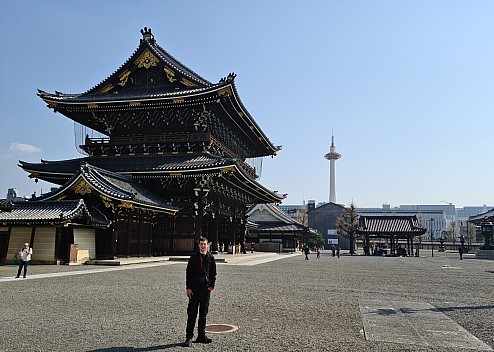 Adrian and Higashi Hongan-ji
Photo: Simon
2024-03-16 14.38.29; '2024 Mar 16 18:38'
Original size: 9,023 x 6,435; 14,979 kB; cr
2024-03-16 14.38.29 S20+ Simon - Adrian and Higashi Hongan-ji_cr.jpg