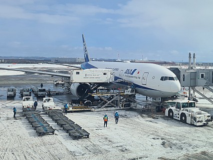 Our ANA plane at New Chitose airport
Photographer;&nbsp;Simon
2026-01-30&nbsp;11.53.06;&nbsp;Metadata time: '2026 Jan 30 11:53'
Original size:&nbsp;2,335 x 1,751; 1,121 kB;&nbsp;cr
Filename: 2026-01-30 11.53.06 S20+ Simon - our ANA plane at New Chitose airport_cr.jpg