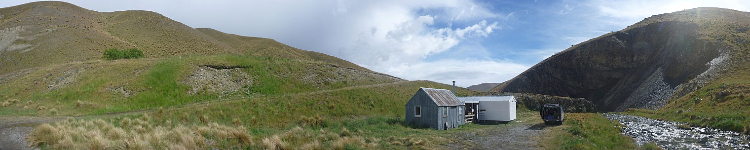 2014-12-31 10.07.00 Panorama Simon - Tailings Hut hills_stitch.jpg: 12923x2585, 6466k (2015 Jan 17 08:50)