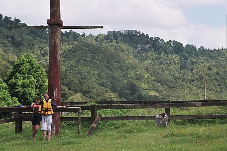 day2-160_20A_0053_nui_poles.jpeg: 1536x1024, 503k (2007 Jan 29 13:56)