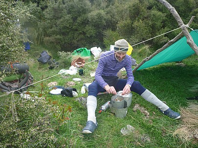 2013-11-15 18.17.04 P1050347 Simon - Brian stirring curried sausages and rice.jpeg: 4000x3000, 6952k (2013 Nov 15 18:17)