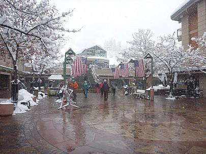 2014-01-31 12.23.31 P1000262 Simon - Silver Queen Gondola Terminal in Aspen Village.jpeg: 4000x3000, 6692k (2014 Feb 01 08:23)