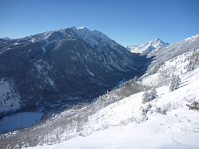 2014-02-02 09.19.46 P1000296 Simon - view up to Pryamid Peak, Aspen Highlands across valley.jpeg: 4000x3000, 5837k (2014 Feb 03 05:19)