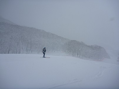 2015-02-10 09.45.39 P1010373 Simon - Fresh snow fresh off the bus, Jim heading for Paradise lift.jpeg: 4000x3000, 4042k (2015 Feb 10 13:45)