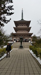 2015-02-13 15.43.39 Jim - Zenkoji Temple War Memorial Pagoda.jpeg: 2976x5312, 5190k (2015 Jun 07 16:28)