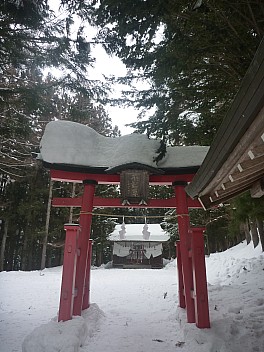Shinto temple and entrance at start of track
Photographer;&nbsp;Simon
2015-02-13&nbsp;11.57.04;&nbsp;Metadata time: '2015 Feb 13 11:57'
Original size:&nbsp;3,000 x 4,000; 5,325 kB
Filename: 2015-02-13 11.57.04 P1010510 Simon - Shinto temple and entrance at start of track.jpeg