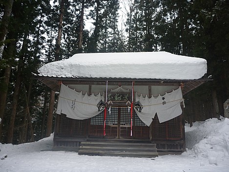Shinto temple at start of track
Photographer;&nbsp;Simon
2015-02-13&nbsp;11.57.56;&nbsp;Metadata time: '2015 Feb 13 11:57'
Original size:&nbsp;4,000 x 3,000; 5,950 kB
Filename: 2015-02-13 11.57.56 P1010511 Simon - Shinto temple at start of track.jpeg