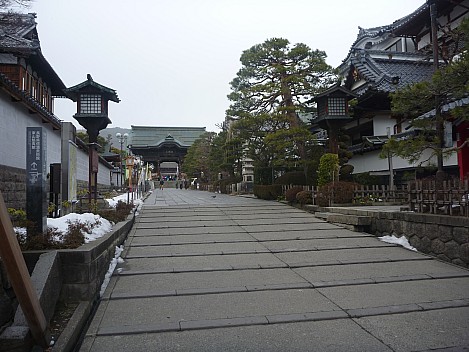 Path to Zenko-ji
Photographer;&nbsp;Simon
2015-02-13&nbsp;14.44.47;&nbsp;Metadata time: '2015 Feb 13 14:44'
Original size:&nbsp;4,000 x 3,000; 5,676 kB
Filename: 2015-02-13 14.44.47 P1010524 Simon - path to Zenko-ji.jpeg