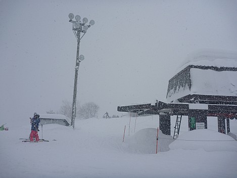 Heavy snow when we arrived at Norikura
Photographer;&nbsp;Simon
2015-02-14&nbsp;08.23.30;&nbsp;Metadata time: '2015 Feb 14 12:23'
Original size:&nbsp;4,000 x 3,000; 4,053 kB
Filename: 2015-02-14 08.23.30 P1010538 Simon - heavy snow when we arrived at Norikura.jpeg