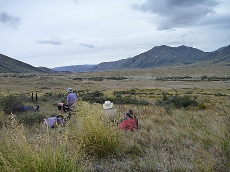 2016-01-07 10.07.35 P1040110 Philip - Bruce and Simon resting in the Ahuriri, view downstream.jpeg: 4320x3240, 5912k (2016 Jan 07 10:07)