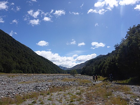 2016-01-08 11.40.56 P1000376 Simon - looking back up valley.jpeg: 4608x3456, 5696k (2016 Jan 08 11:40)