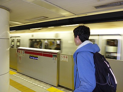 2016-02-29 19.23.35 P1000720 Simon - Adrian train approaching.jpeg: 4608x3456, 6213k (2016 Feb 29 19:23)