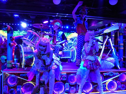 2017-01-12 19.13.29 P1010225 Simon - Robot Restaurant show.jpeg: 4608x3456, 6690k (2017 Jan 28 21:46)