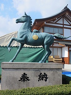 2017-01-22 12.49.23 IMG_9253 Anne - Horse statue.jpeg: 3456x4608, 5290k (2017 Jan 26 18:37)