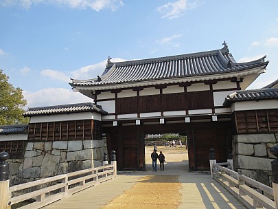 2017-01-22 13.02.28 IMG_9268 Anne - Hiroshima Castle entrance.jpeg: 4608x3456, 4859k (2017 Jan 26 18:37)