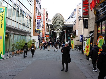 2017-01-22 16.07.36 P1010684 Simon - Anne in Hirshima mall.jpeg: 4608x3456, 6062k (2017 Jan 29 10:22)