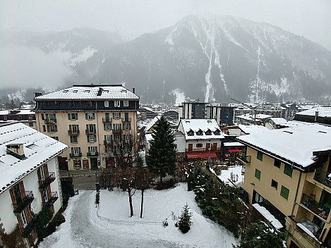 2018-01-21 12.26.24_HDR LG6 Simon - view from Hotel Richemond room.jpeg: 4160x3120, 3797k (2018 Jan 22 01:25)