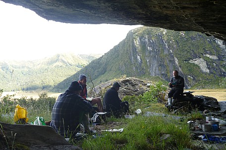 2019-01-17 18.07.29 P1050737 Philip - dinner at Marks Flat biv.jpeg: 4320x2880, 5089k (2019 Jun 24 21:12)