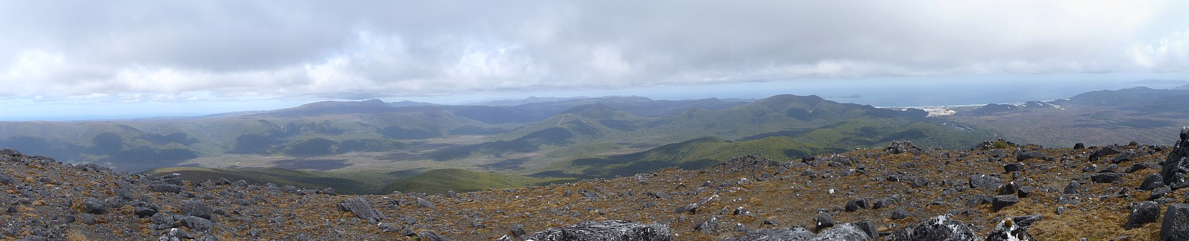 2019-11-12 12.05.09 Panorama Jim - view from Mt Rakeahua_stitch.jpg: 13716x2789, 30800k (2019 Nov 19 18:45)