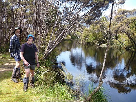 2019-11-12 14.47.14 P1000752 Jim - Brian and Simon by Rakeahua River.jpeg: 4320x3240, 4915k (2019 Nov 12 14:47)