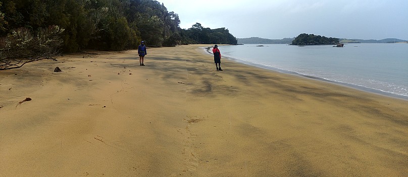 2019-11-16 10.34.28 LG6 Simon - Jim and Brian at south end of Sydney Cove_stitch.jpg: 6969x3037, 21304k (2019 Nov 17 09:35)