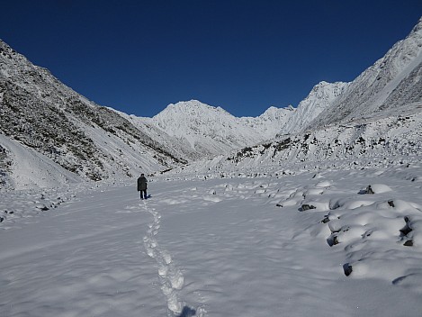 Simon looking up Forbes
Photographer;&nbsp;Brian
2020-09-02&nbsp;09.26.57;&nbsp;Metadata time: '2020 Sept 02 09:26'
Original size:&nbsp;4,000 x 3,000; 4,753 kB
Filename: 2020-09-02 09.26.57 P1020304 Brian - Simon looking up Forbes.jpeg