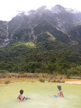 2022-03-08 16.54.22 P1030709 Simon - Susie and Brian in the hot pools.jpeg: 3456x4608, 5597k (2022 Dec 04 08:22)